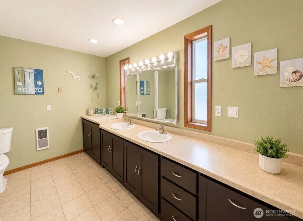 402 Juniper St, Oroville, WA 98844