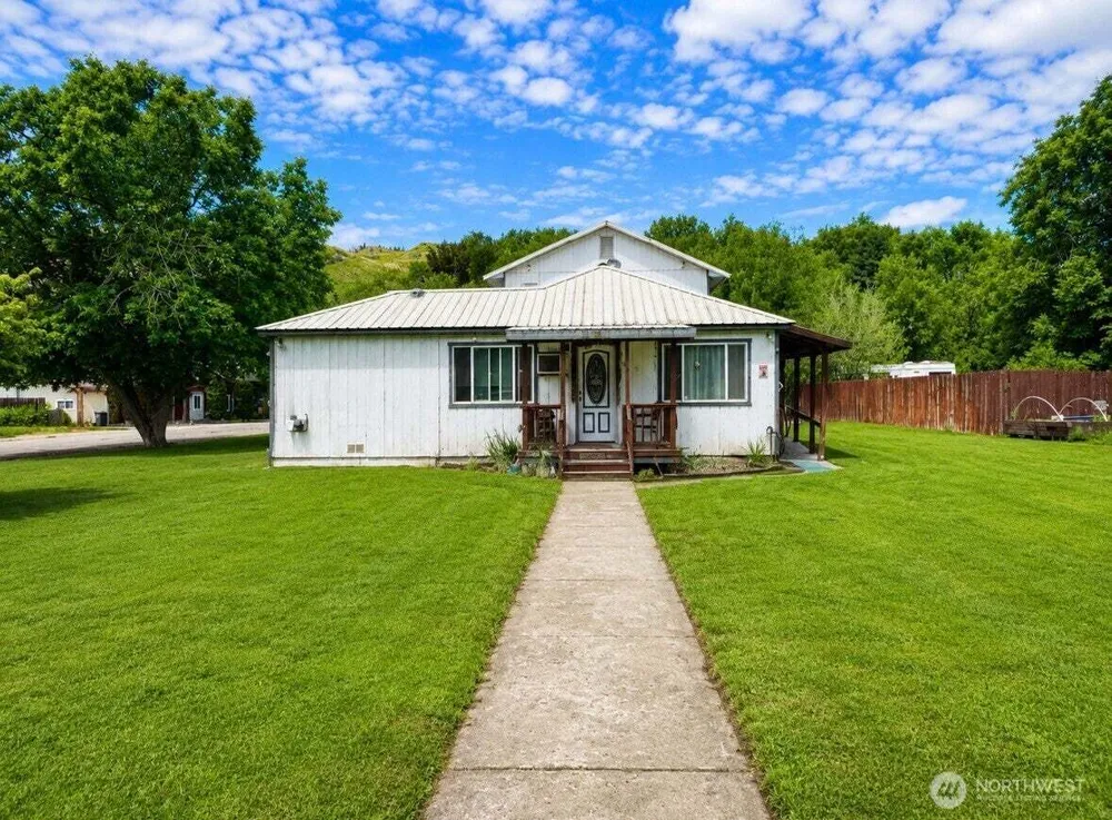 402 Juniper St, Oroville, WA 98844
