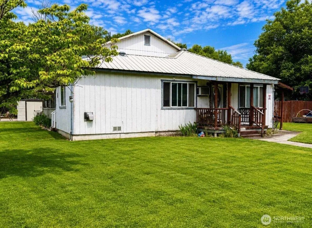 402 Juniper St, Oroville, WA 98844