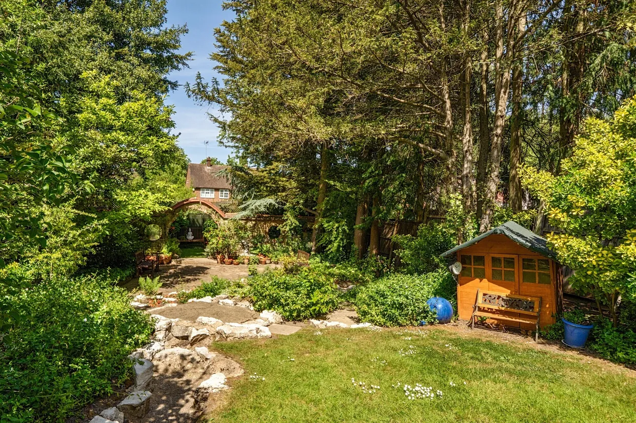 Buckingham Avenue, Whetstone, N20 photo 13