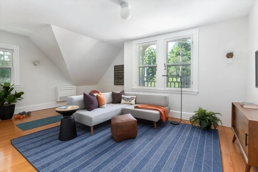22 Regent St, Newton, MA 02465
