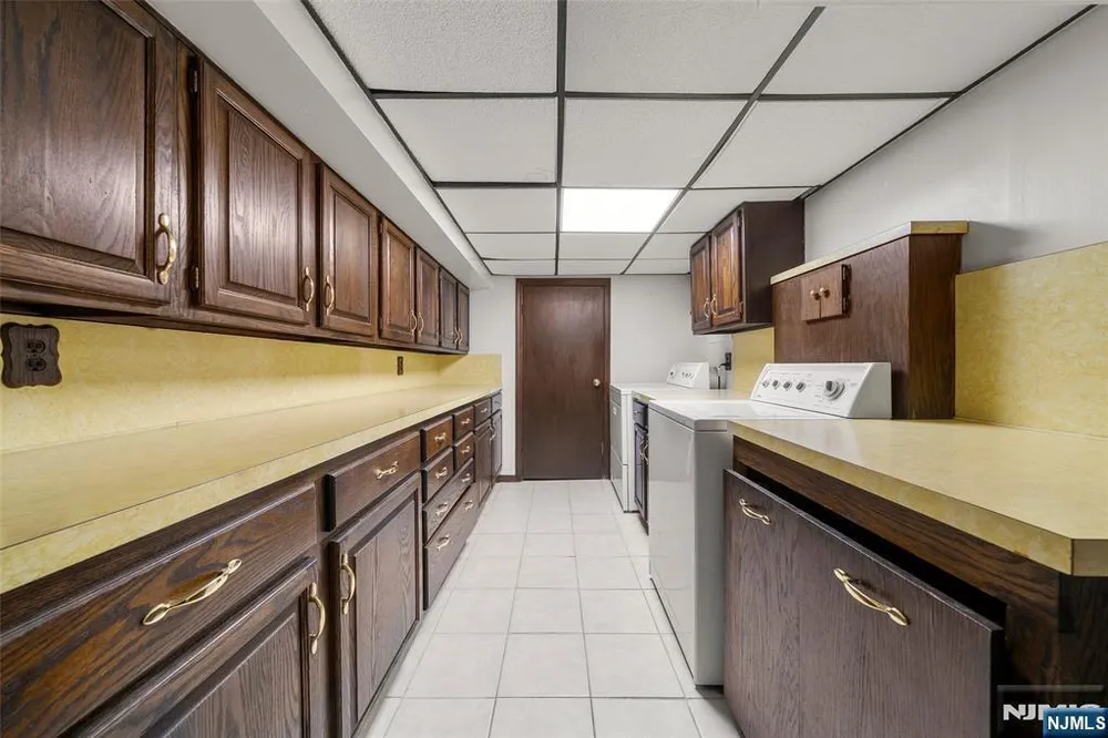 32-06 Rosalie St, Fair Lawn, NJ 07410