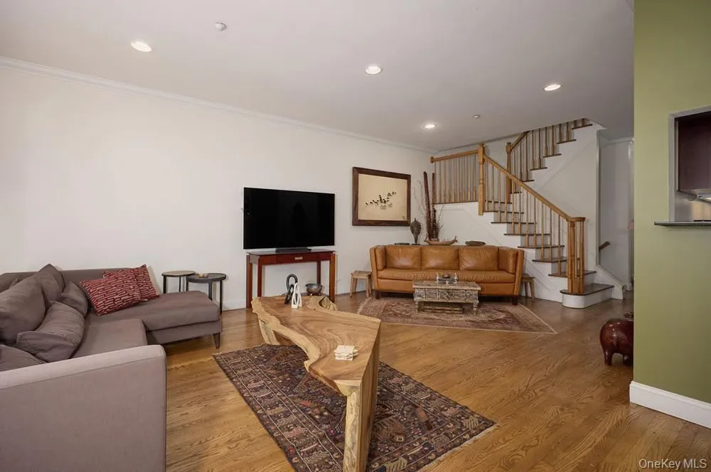 1 Preserve Ct, White Plains, NY 10607