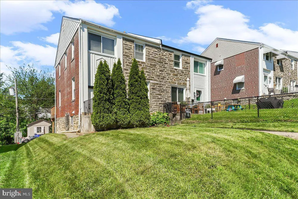 1228 Cobbs St, Drexel Hill, PA 19026