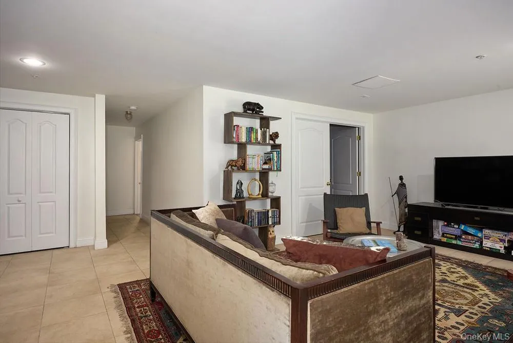 1 Preserve Ct, White Plains, NY 10607