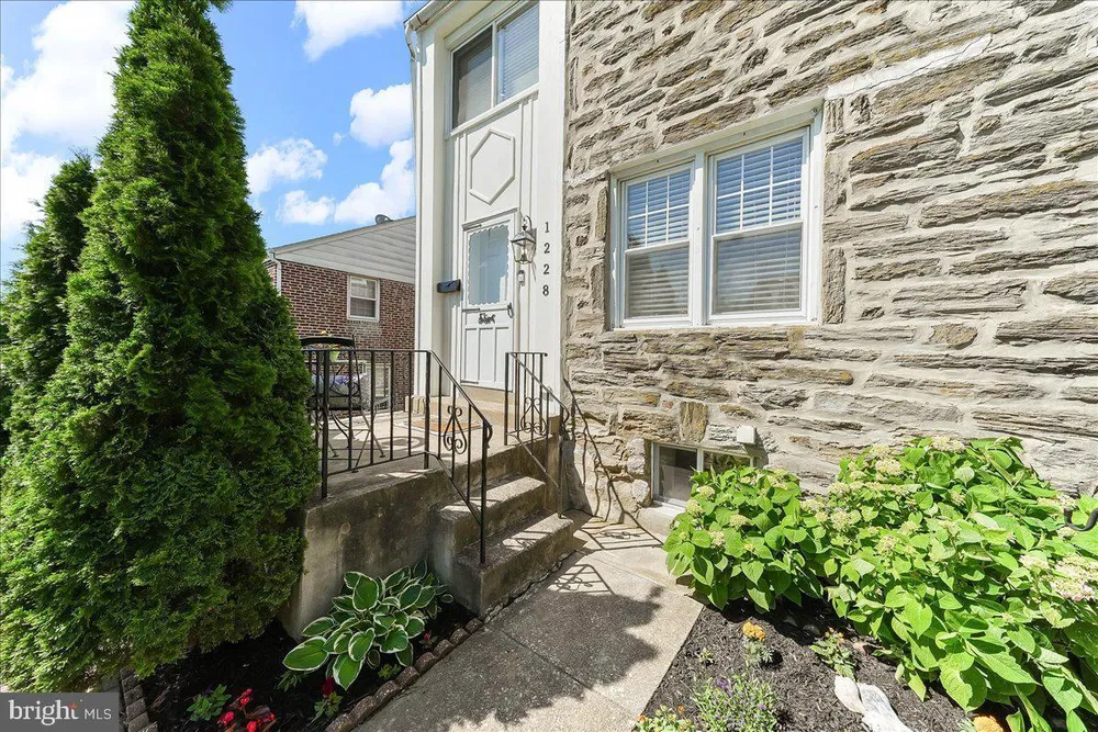 1228 Cobbs St, Drexel Hill, PA 19026