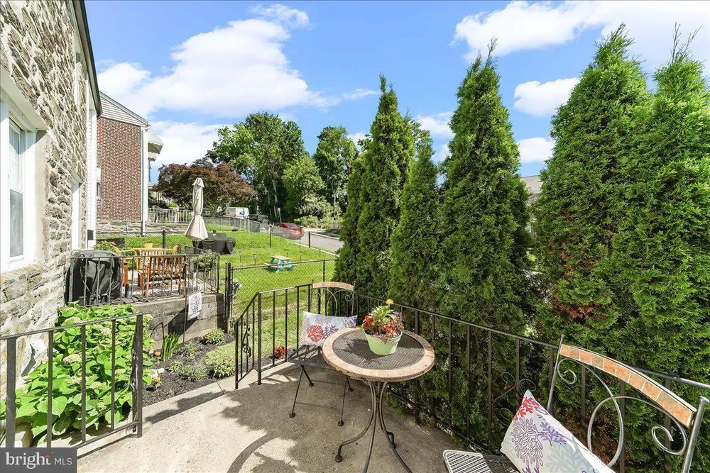 1228 Cobbs St, Drexel Hill, PA 19026
