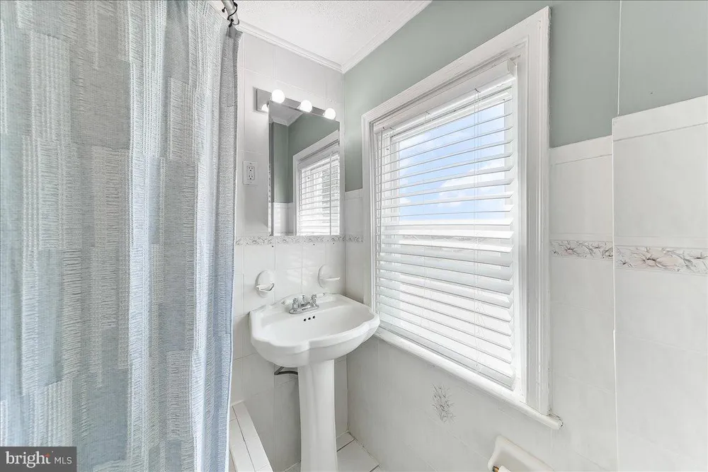 1228 Cobbs St, Drexel Hill, PA 19026