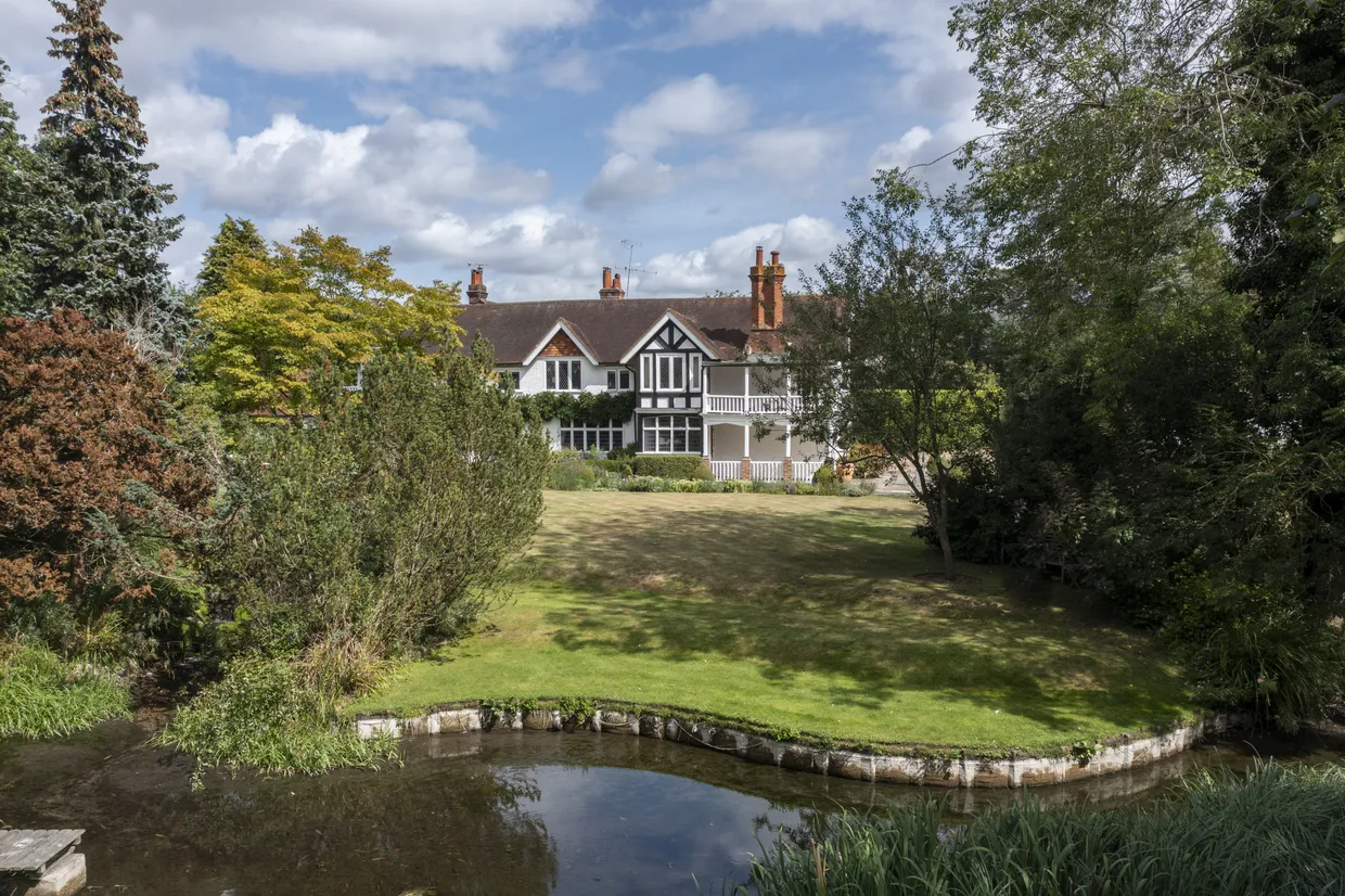 The Avenue, Bourne End, SL8 photo 2