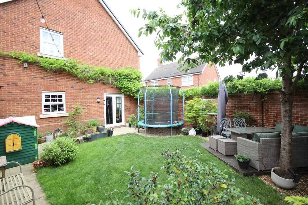 Runnymede Drive, Odiham, RG29 photo 2