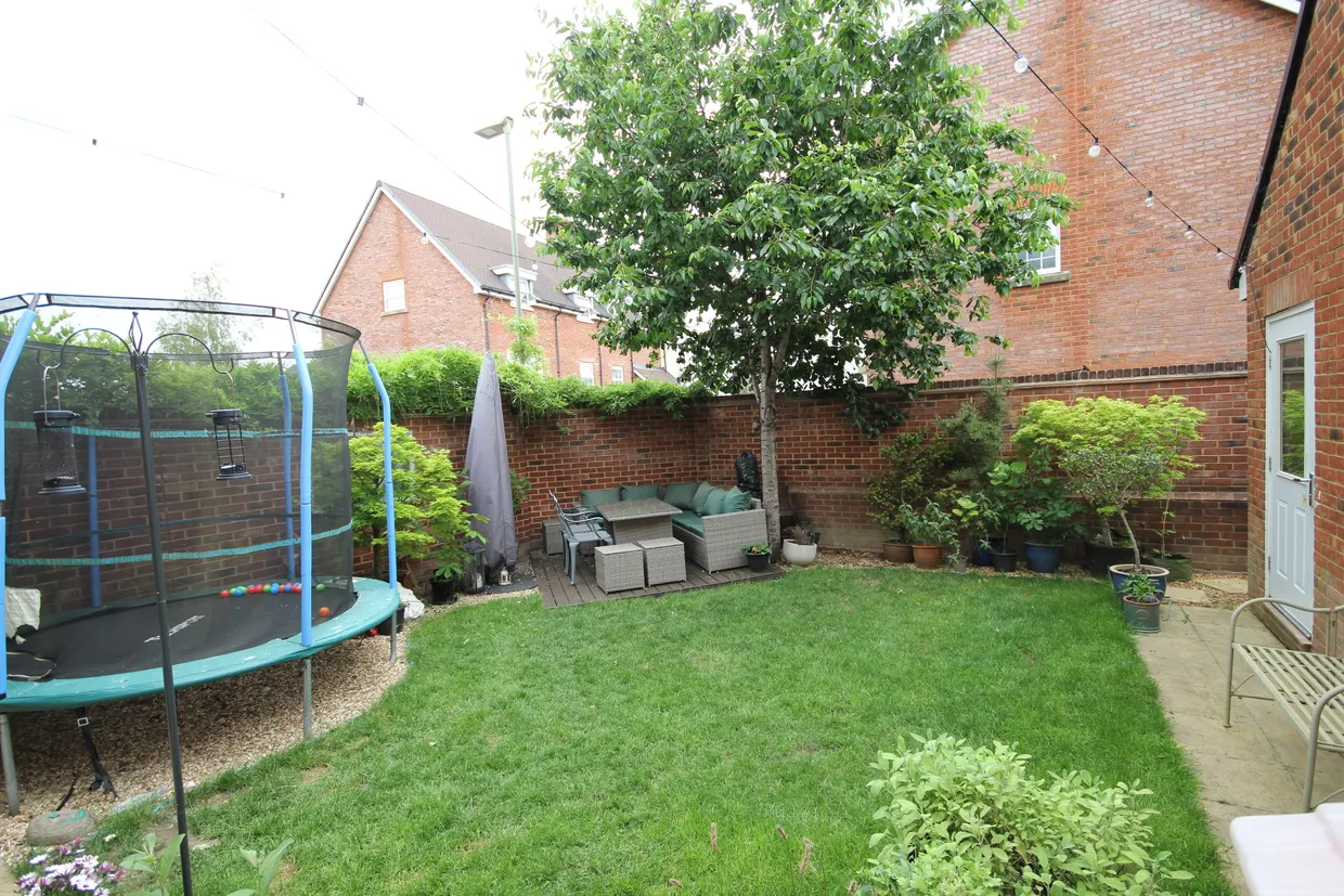 Runnymede Drive, Odiham, RG29 photo 10