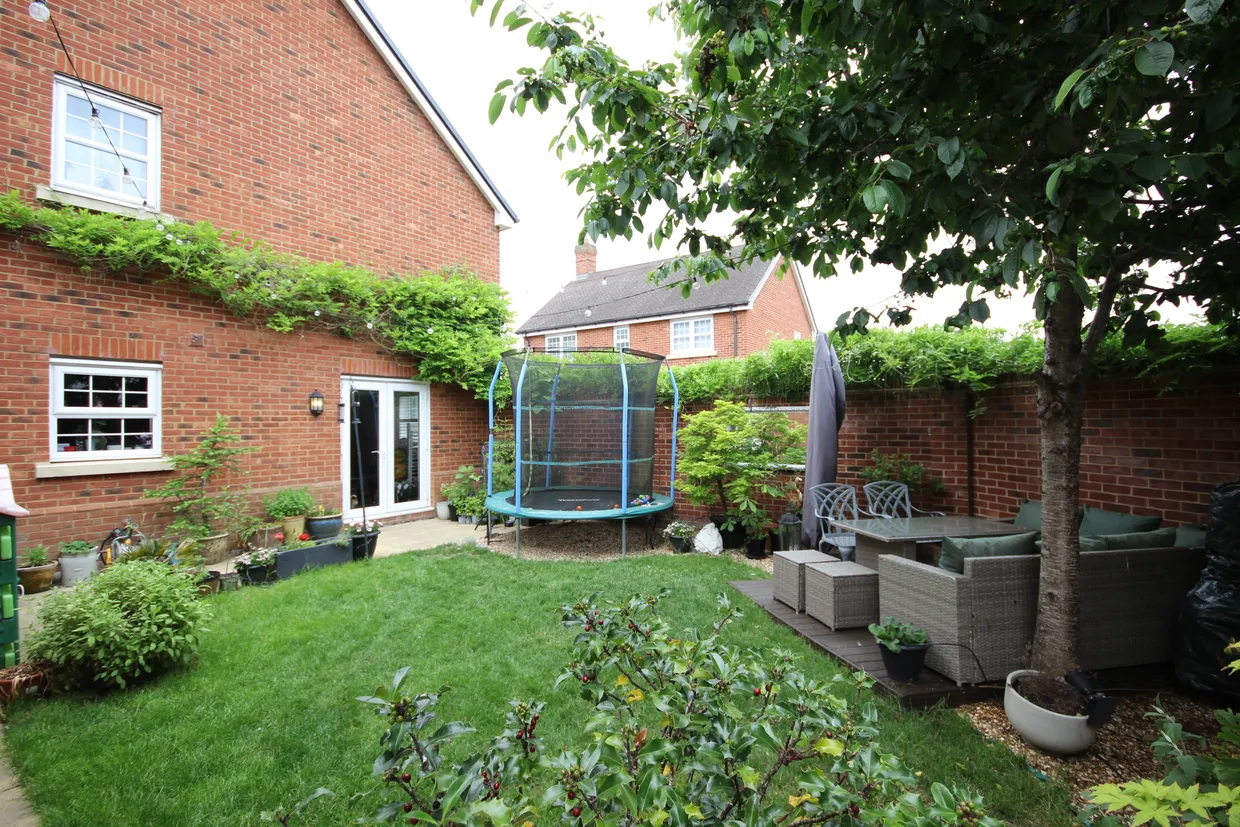 Runnymede Drive, Odiham, RG29 photo 15
