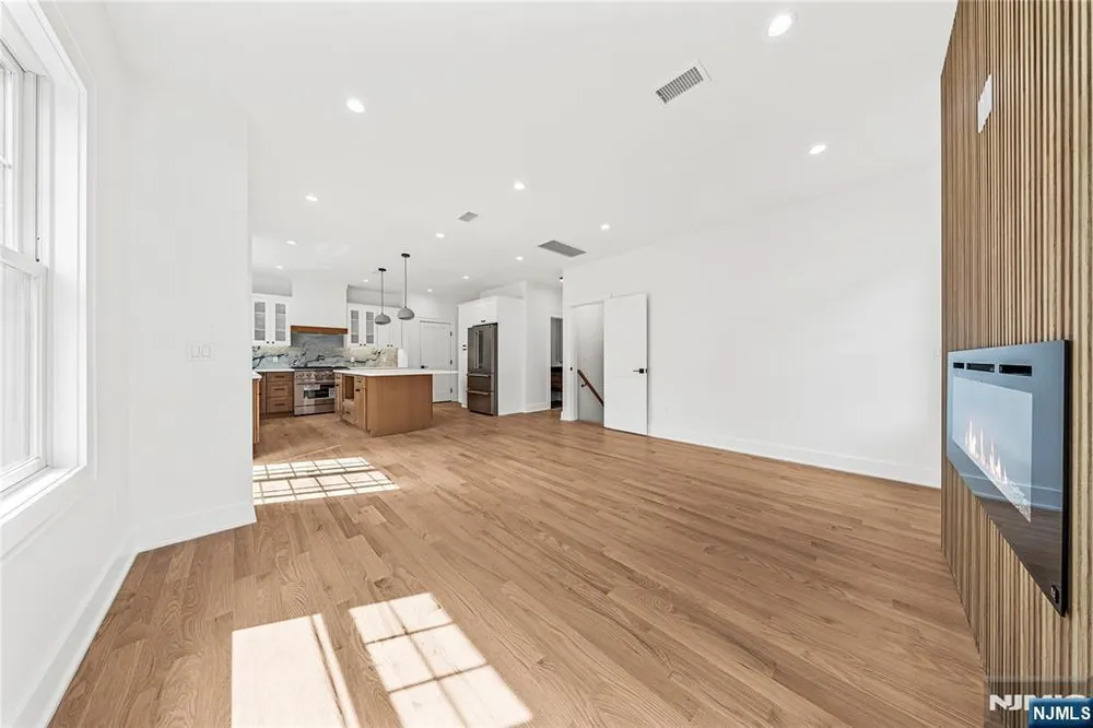 51 Becker Ave, Rochelle Park, NJ 07662