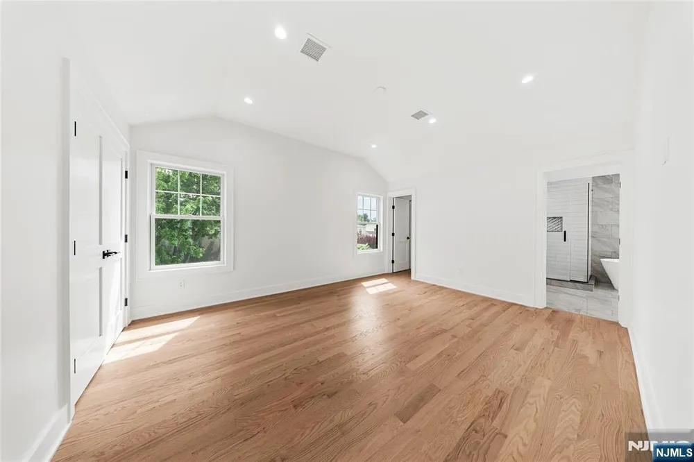 51 Becker Ave, Rochelle Park, NJ 07662