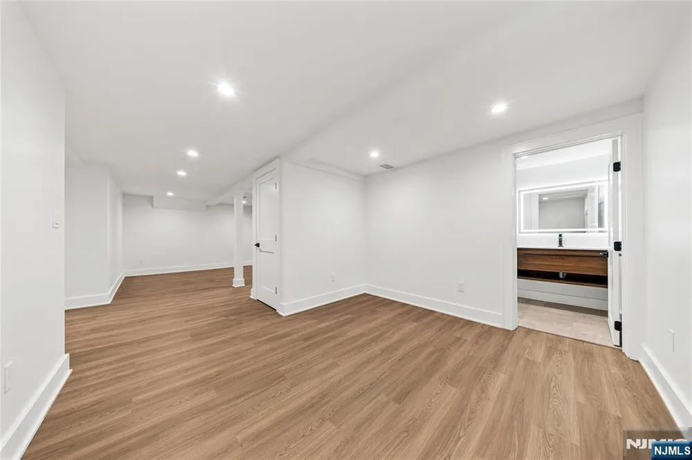 51 Becker Ave, Rochelle Park, NJ 07662