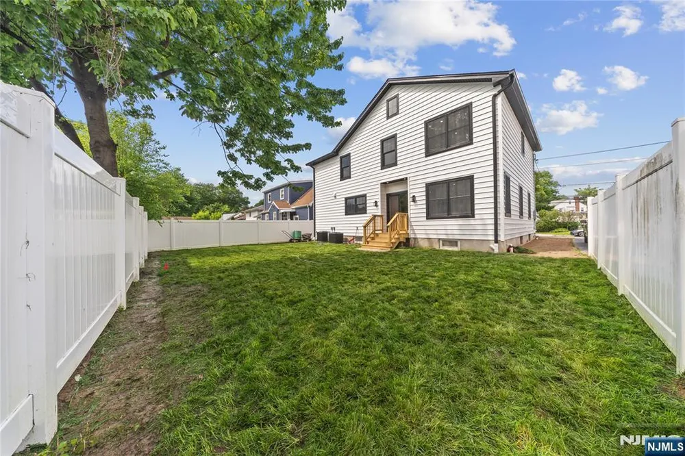 51 Becker Ave, Rochelle Park, NJ 07662