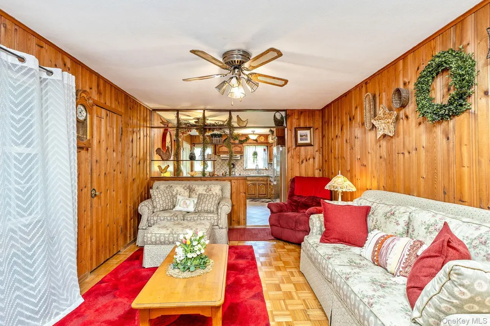 3 Boston Ave, Medford, NY 11763