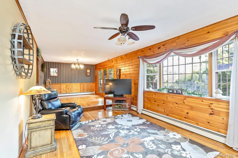 3 Boston Ave, Medford, NY 11763