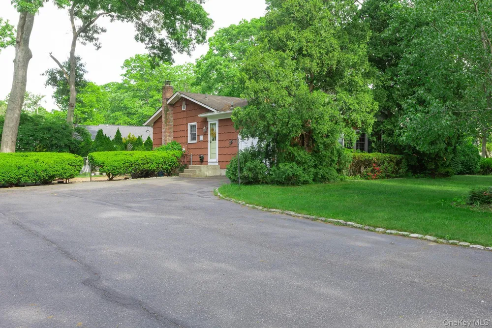 3 Boston Ave, Medford, NY 11763