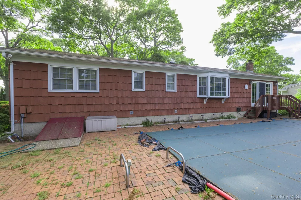 3 Boston Ave, Medford, NY 11763