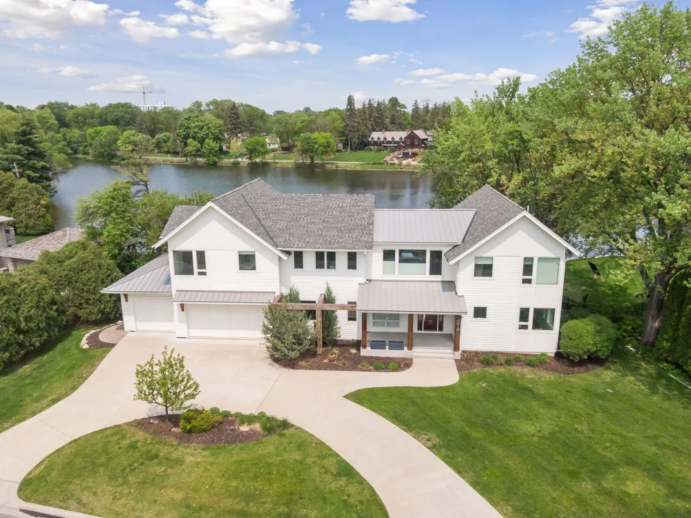4812 Lakeview Dr, Edina, MN 55424