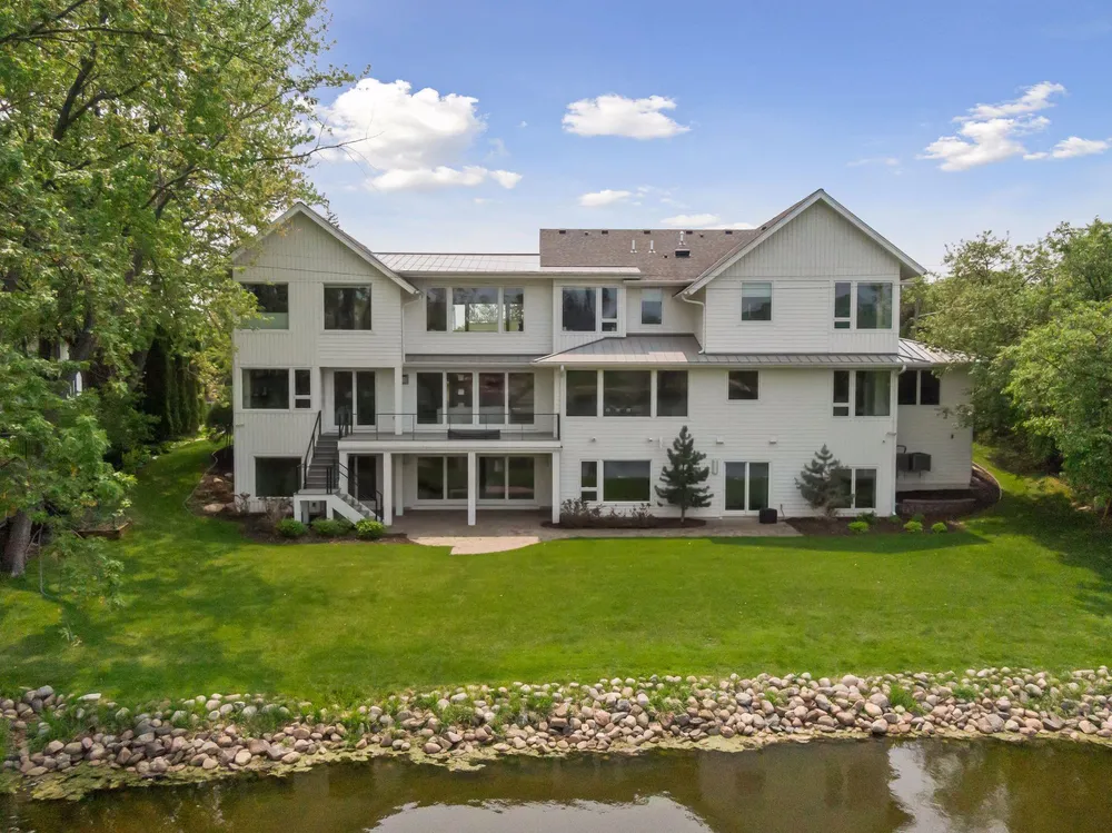 4812 Lakeview Dr, Edina, MN 55424