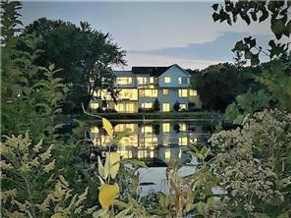 4812 Lakeview Dr, Edina, MN 55424