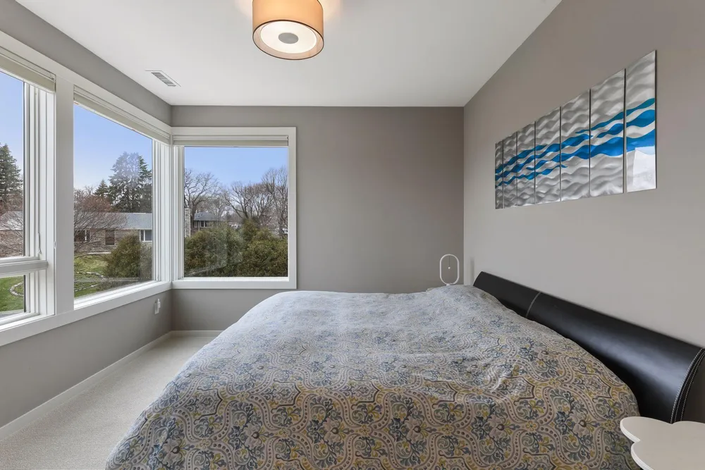 4812 Lakeview Dr, Edina, MN 55424