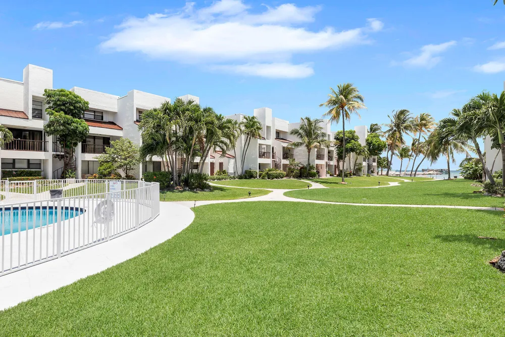 601 W Ocean Dr, Key Colony Beach, FL 33051