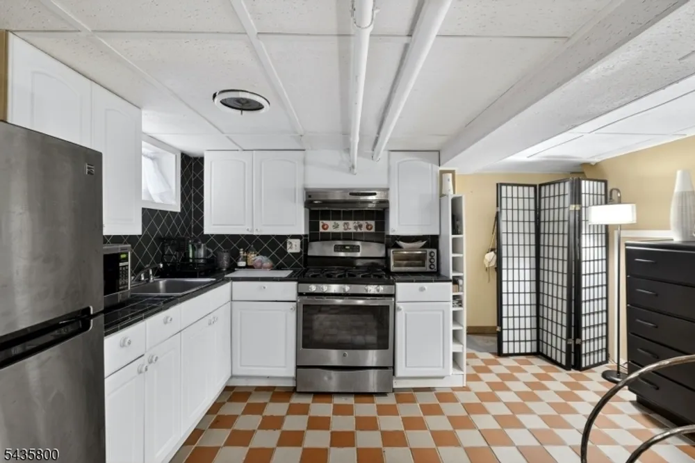 13 Front St, North Arlington, NJ 07031