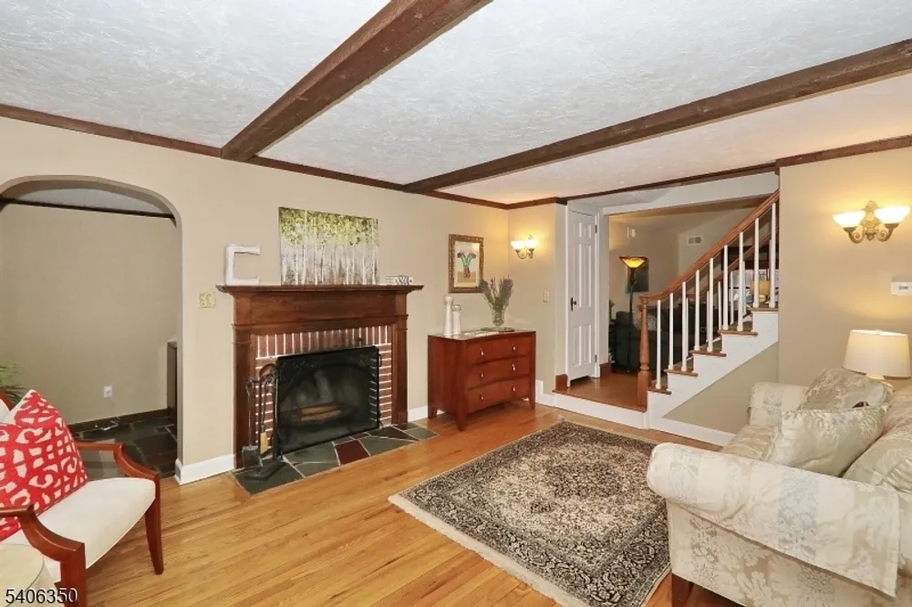 19 Munsee Dr, Cranford, NJ 07016