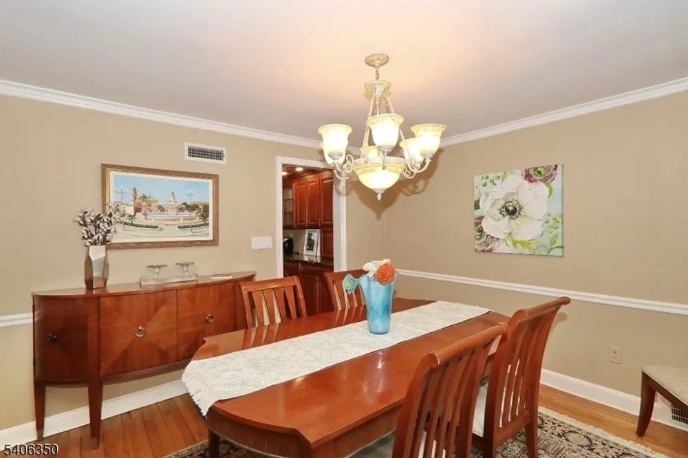 19 Munsee Dr, Cranford, NJ 07016