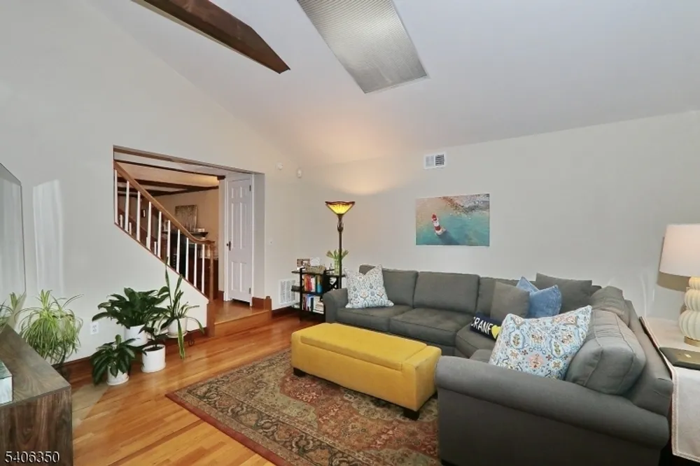 19 Munsee Dr, Cranford, NJ 07016