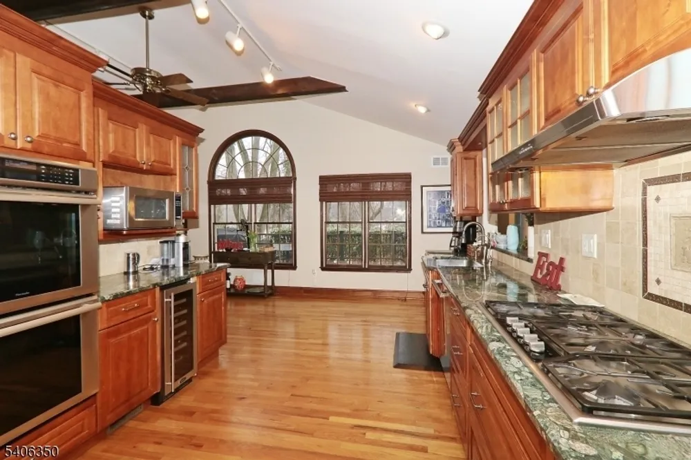 19 Munsee Dr, Cranford, NJ 07016