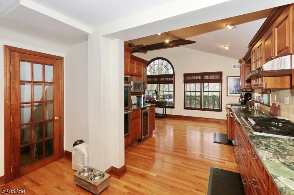 19 Munsee Dr, Cranford, NJ 07016