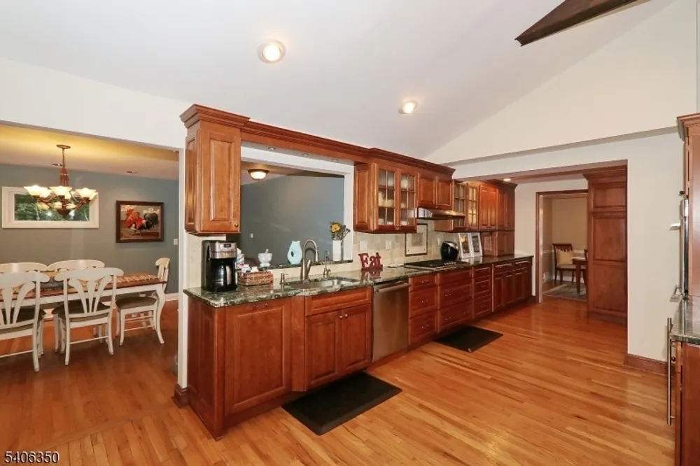 19 Munsee Dr, Cranford, NJ 07016