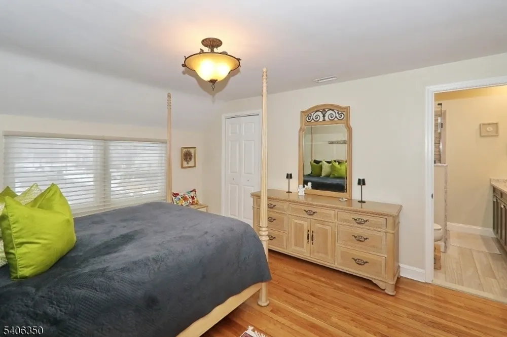 19 Munsee Dr, Cranford, NJ 07016