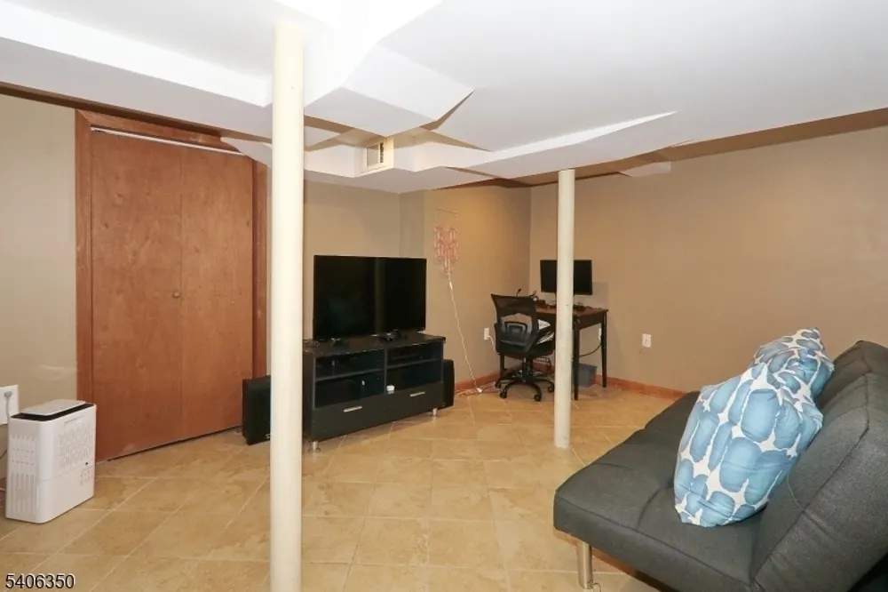 19 Munsee Dr, Cranford, NJ 07016