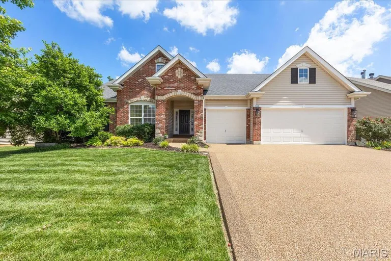 165 Carlton Point Dr, Wentzville, MO 63385