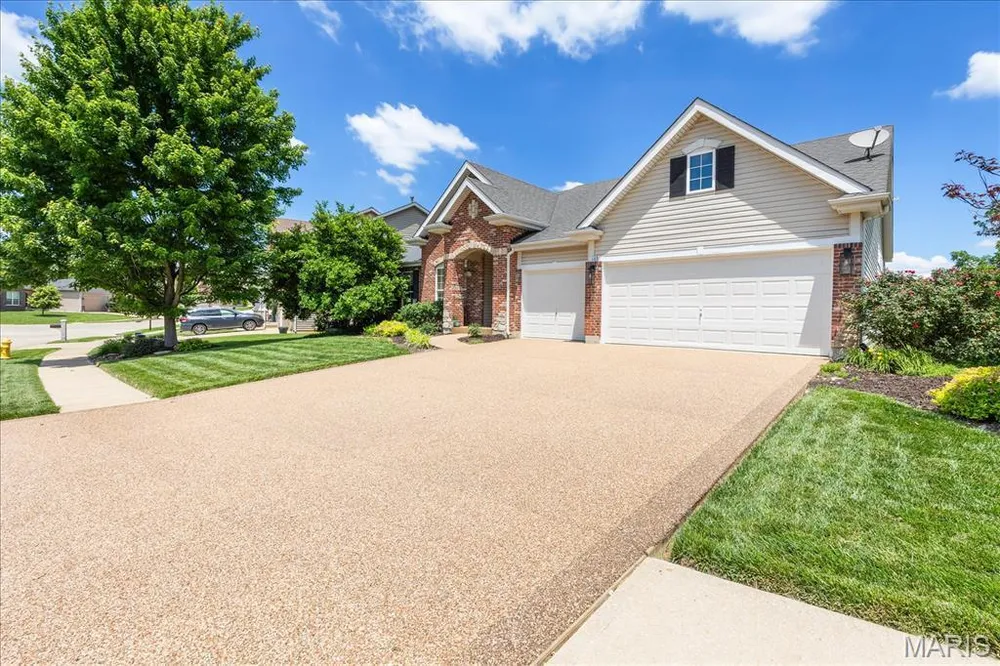 165 Carlton Point Dr, Wentzville, MO 63385