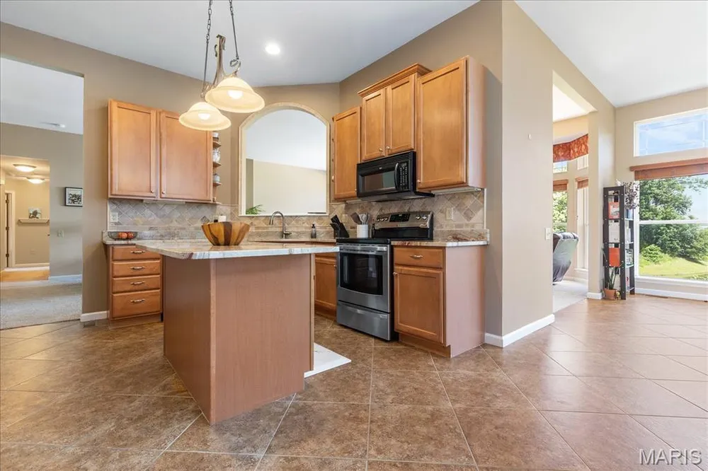 165 Carlton Point Dr, Wentzville, MO 63385