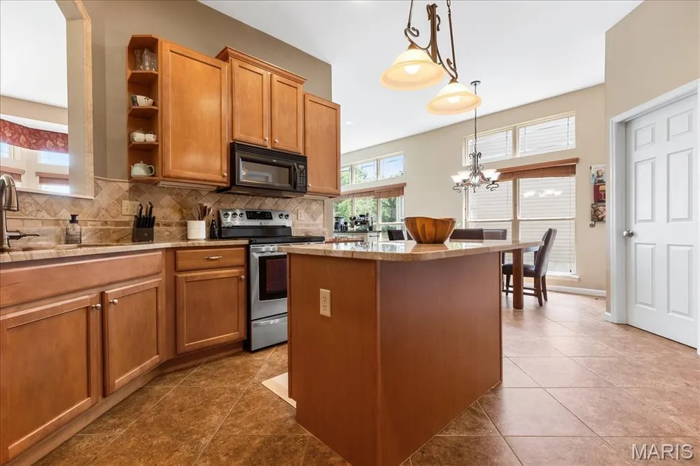 165 Carlton Point Dr, Wentzville, MO 63385
