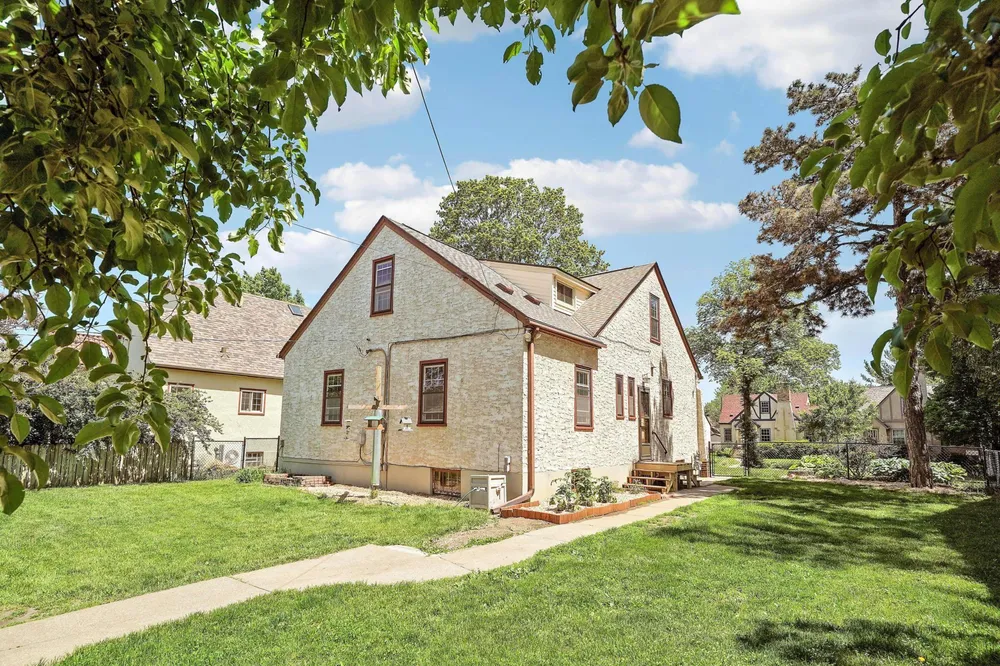 1525 Asbury St, Saint Paul, MN 55108