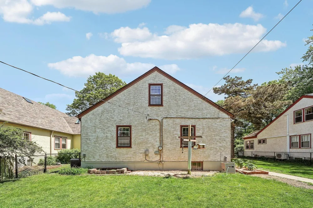 1525 Asbury St, Saint Paul, MN 55108