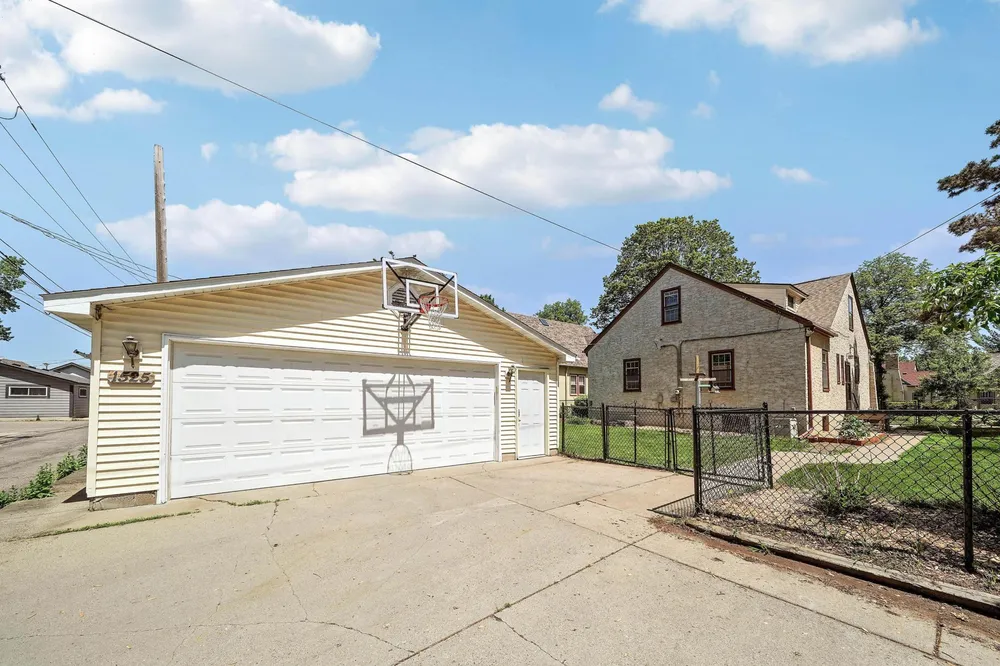 1525 Asbury St, Saint Paul, MN 55108