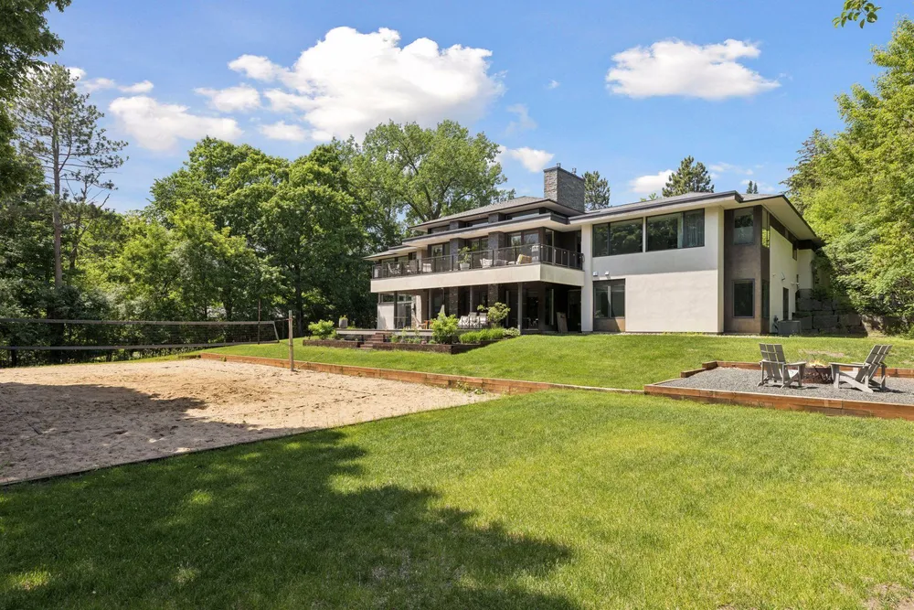 17950 Fairhomes Ln, Deephaven, MN 55391