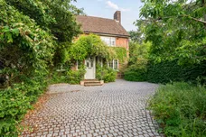 Broomhill, Farnham, GU10 photo 1