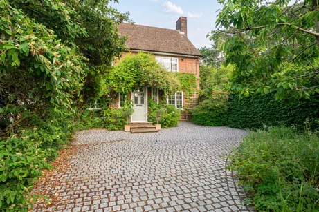 Broomhill, Farnham, GU10