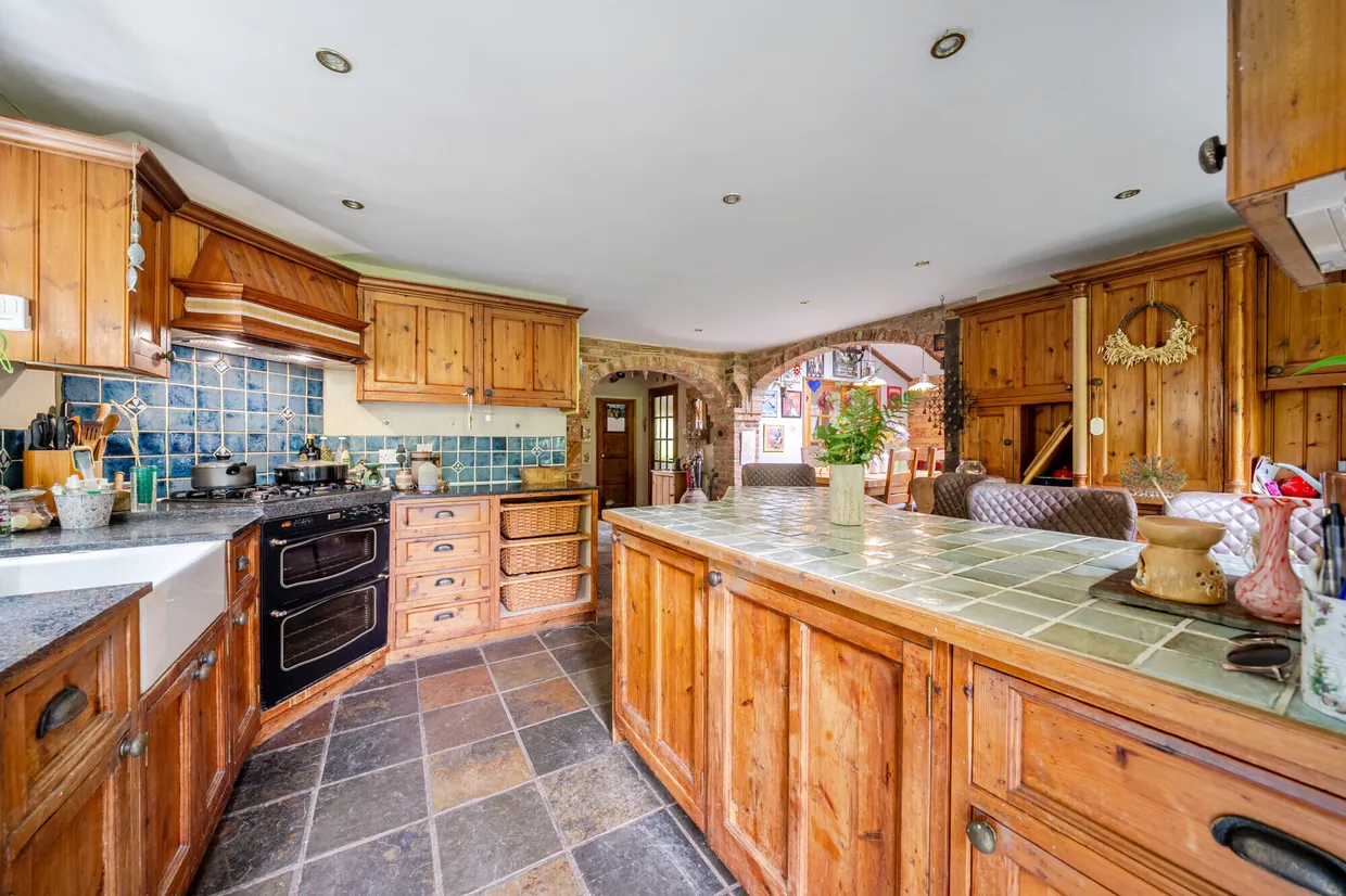 Broomhill, Farnham, GU10 photo 2