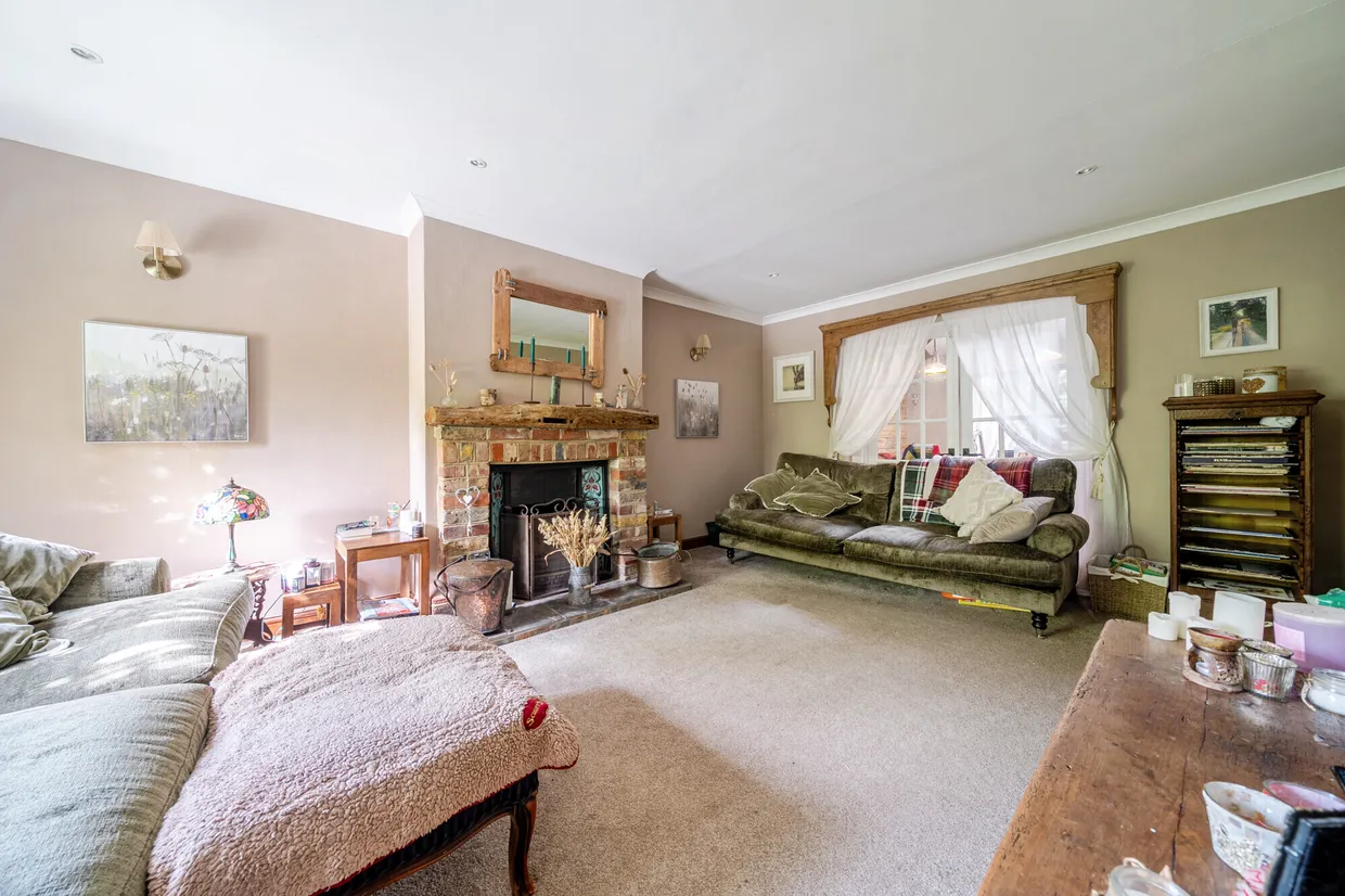 Broomhill, Farnham, GU10 photo 3
